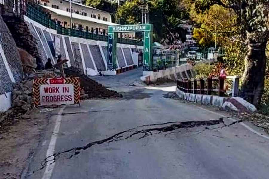 উদ্ধারকাজ চলতেই চলতেই যদি কোনও বড়সড় বিপদ ঘটে যায়, সেই উদ্বেগ থেকেই তৈরি রাখা হয়েছে মেডিক্যাল দল। পরিস্থিতি খুব ভাল ভাবে পর্যবেক্ষণ করতে তৈরি করা হয়েছে কন্ট্রোল রুমও। সেখানে মোতায়েন থাকবে রাষ্ট্রীয় এবং জাতীয় দুর্যোগ প্রতিক্রিয়া বাহিনী।