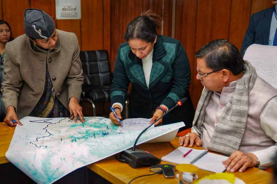 এই আবহে জোশীমঠের বাসিন্দারা আতঙ্কে দিন তো কাটাচ্ছিলেনই, তবে শুক্রবার বিকালে একটি মন্দির হুড়মুড়িয়ে ভেঙে যাওয়ার পর আরও বেশি আতঙ্ক তৈরি হয়েছে সাধারণ মানুষের মধ্যে।