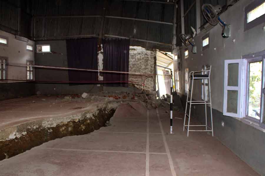 জোশীমঠের যে বাসিন্দাদের এখনও উদ্ধার করা হয়নি, সব থেকে খারাপ অবস্থায় রয়েছেন তাঁরা। শীতের মরসুমে হাড়কাঁপানো শীতেও বাড়ির ভিতরে পা দিতে চাইছেন না তাঁরা।