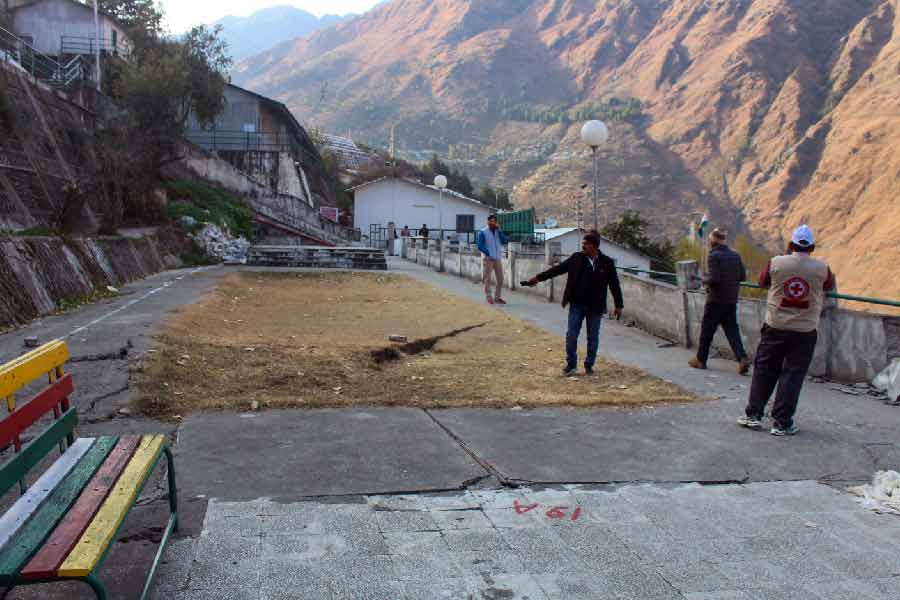 শৈত্যপ্রবাহে কাবু হয়ে গেলেও বাড়ি থেকে প্রয়োজনীয় জিনিসপত্র বার করে এনে রাস্তাতেই রাত কাটাচ্ছেন তাঁরা। অপেক্ষা করছেন, কখন তাঁদের আশ্রয় শিবিরে যাওয়ার পালা আসবে।