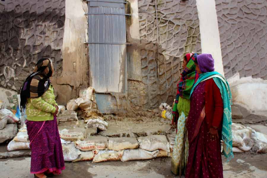 জীবন বাঁচানোর তাগিদ থাকলেও বাপ-ঠাকুরদাদের তৈরি বাড়ি ছেড়ে যেতে হচ্ছে বলে বিষণ্ণতাও ছড়িয়ে পড়েছে তাঁদের চোখে-মুখে। রয়েছে চাপা ক্ষোভও।