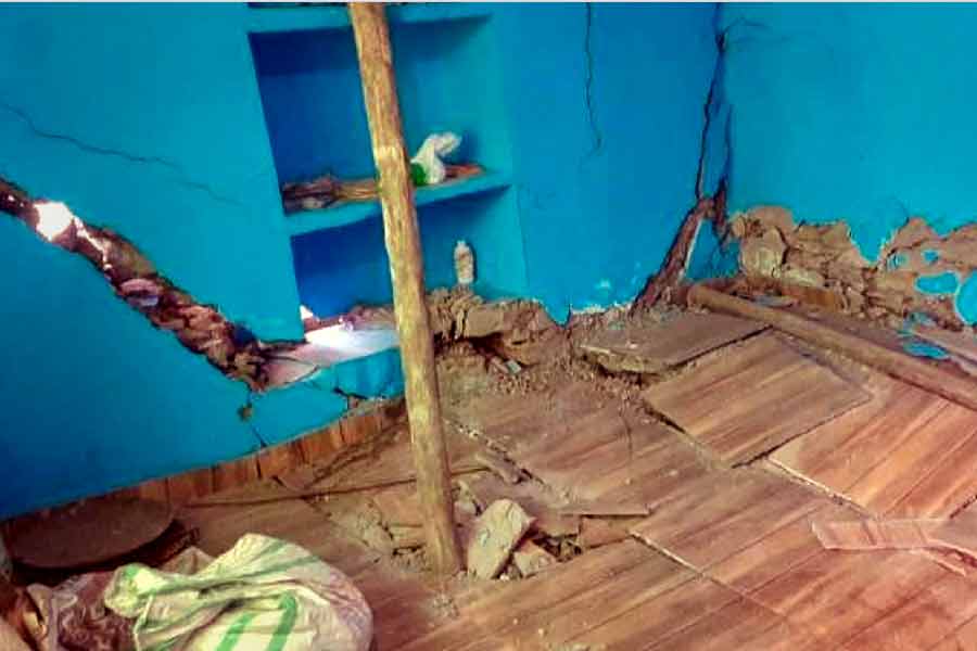 স্থানীয়দের দাবি, ‘উন্নয়নের জোয়ারেই’ তলিয়ে যাওয়ার পথে জোশীমঠ। তাঁদের কথায় বিগত কয়েক দশকে ওই এলাকায় পরিকাঠামোগত উন্নতি করতে গিয়ে আখেরে বিপদই হয়েছে।