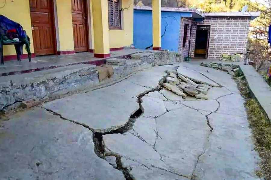 বড়সড় নির্মাণকাজ, গাছ কাটা, পাহাড় কেটে সুড়ঙ্গ তৈরি করা এবং ধাপ কেটে নতুন জনবসতি তৈরির প্রচেষ্টায় আলগা হয়েছে জোশীমঠের মাটি। আর তার জেরেই বর্তমানে এই পরিস্থিতি।