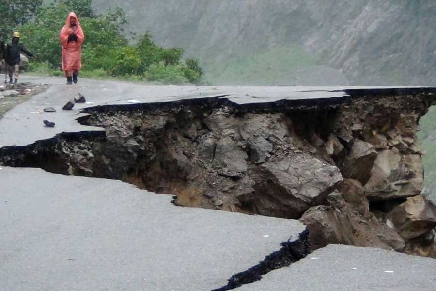 প্রসঙ্গত, জোশীমঠ কেন ধীরে ধীরে মাটির নীচে ধসে যাচ্ছে, তা খুঁজে বার করতে রাজ্য সরকারের তরফে বিশেষজ্ঞদের একটি দল গঠন করা হয়েছিল। এ বার বিশেষজ্ঞদের একটি দল গঠন করা হল কেন্দ্রের তরফেও।