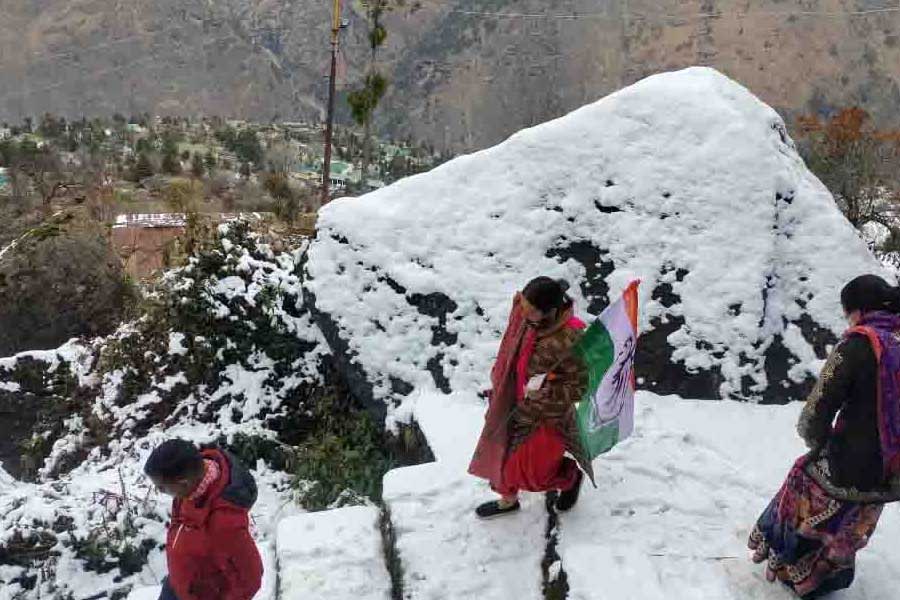 বিগত কয়েক দিন ধরেই ক্রমাগত বসে যাচ্ছে জোশীমঠের জমি। ফাটল ধরছে একের পর এক বাড়িতে। রাস্তাতেও যেখানে-সেখানে ফাটল ধরতে দেখা যাচ্ছে। মাটির তলা থেকে উঠে আসছে অদ্ভুত শব্দ। এর পরই জোশীমঠের আতঙ্কিত স্থানীয়রা তাঁদের সরিয়ে নিয়ে যাওয়ার দাবিতে পথে নামেন।