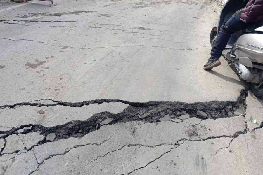 উত্তরাখণ্ডের বহু পর্যটনস্থলে যাওয়া যায় জোশীমঠ হয়ে। জোশীমঠ থেকে মাত্র ৪৬ কিলোমিটার দূরে বদ্রিনাথ। শীতকালে যখন বদ্রিনাথে মন্দিরের দ্বার বন্ধ হয়ে যায়, তখন বদ্রিবিশাল পূজিত হন জোশীমঠের বাসুদেব মন্দিরে। জোশীমঠ থেকে ট্রেক করে যাওয়া যায় নন্দাদেবী ন্যাশনাল পার্ক। ‘ভ্যালি অফ ফ্লাওয়ার্স’ নামেও যা পরিচিত। গাড়োয়াল হিমালয়ের প্রবেশদ্বার বলা হয় জোশীমঠকে। দয়রা বুগিয়াল, চন্দ্রভাগা লেক, তপোবন, বিষ্ণুপ্রয়াগের, কিংবা হেমকুণ্ডের মতো স্থানে পায়ে হেঁটে যেতে হলে এক রাত কাটাতে হয় জোশীমঠে।