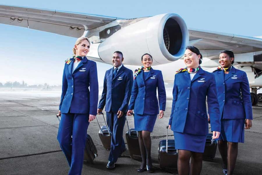 বিমানসেবিকার কাজ বরাবরই ঝকঝকে। আর সে কারণে তাঁদের বেশভূষাও বেশ কেতাদুরস্ত হয়। বিমানসেবিকা হওয়ার স্বপ্ন দেখেন অনেক তরুণীই। এই স্বপ্নে বুঁদ হয়ে কয়েক জন তরুণী বিমানসেবিকা পদে চাকরির জন্য ইন্টারভিউ দিতে গিয়েছিলেন। আর সেখানে তাঁরা যে অভিজ্ঞতার মুখোমুখি হলেন, তা এক দুঃস্বপ্নই বটে!