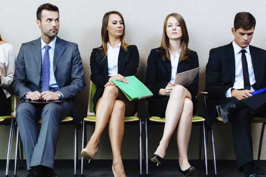 বিমানসেবিকাদের শরীরী ভাষা বরাবরই নজর কাড়ে। তাই বিমানসেবিকা হিসাবে কোনও তরুণীকে কাজে নেওয়ার আগে তাঁর শরীরী ভাষার চুলচেরা বিশ্লেষণ করে থাকেন নিয়োগকর্তারা। আর তা করতে গিয়েই গুরুতর অভিযোগের মুখে পড়ল কুয়েত এয়ারওয়েজ়।