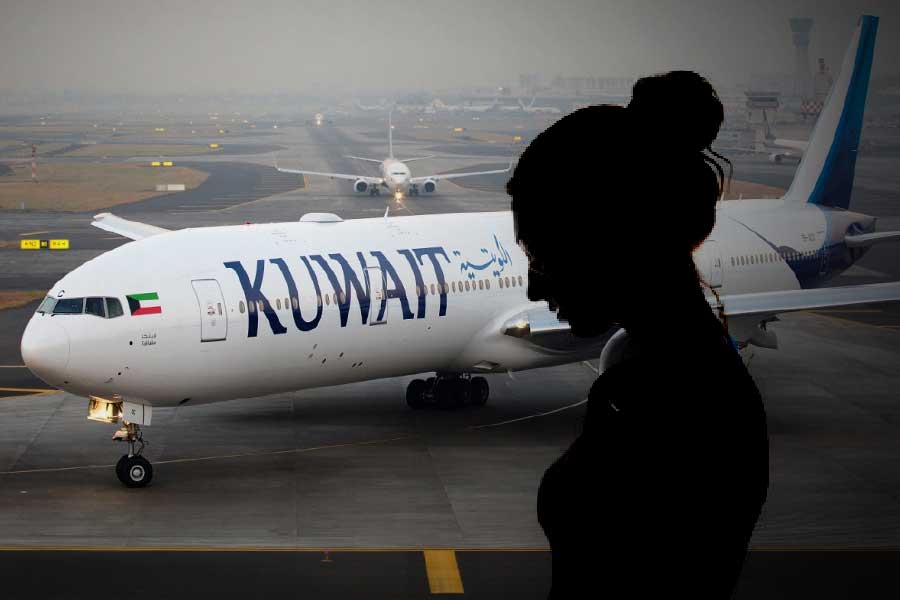 চাকরির ইন্টারভিউতে তরুণীদের জোর করে পোশাক খোলানো হয়েছে বলে অভিযোগ উঠেছে কুয়েত এয়ারওয়েজ়ের বিরুদ্ধে। শুধু তা-ই নয়, তরুণীদের অন্তর্বাসও খোলার অভিযোগ উঠেছে। এই অভিযোগ ঘিরে শোরগোল পড়ে গিয়েছে। 