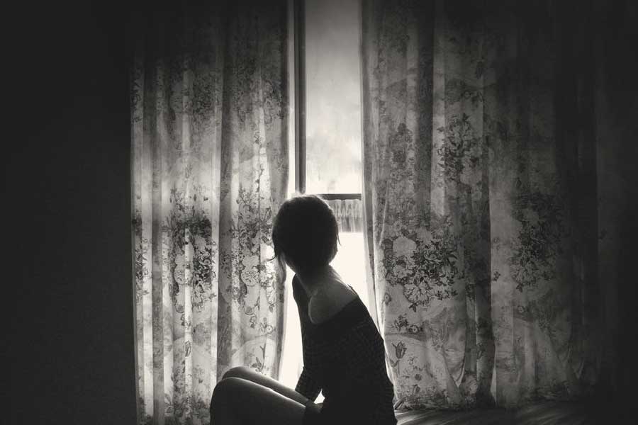 স্পেনের সংবাদমাধ্যমে এ-ও দাবি করা হয়েছে যে, কয়েক জন তরুণীর নাকি দাঁতও খুঁটিয়ে দেখেছেন নিয়োগকর্তারা। ইন্টারভিউ দিতে যাওয়া তরুণীদের অভিযোগ, তাঁদের সঙ্গে কুকুরের মতো আচরণ করা হয়েছে। 