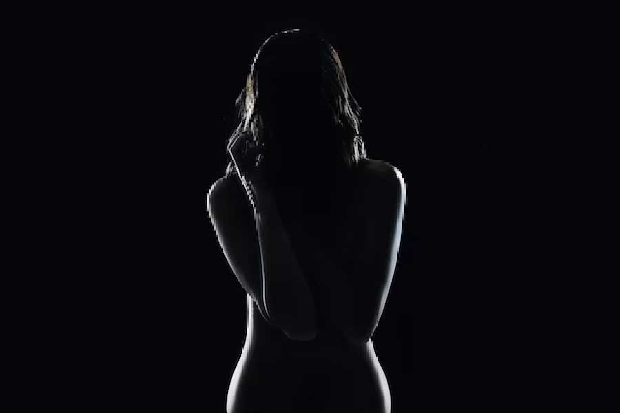 আবার কোনও চাকরিপ্রার্থীর চোখে চশমা ছিল, কারও আবার মুখে ব্রণ ছিল, তাঁদেরও নাম উঠেছে বাতিলের খাতায়। কেন এ ভাবে তাঁদের বাদ দেওয়া হল— জানতে চেয়েছিলেন কয়েক জন চাকরিপ্রার্থী। জবাবে ইন্টারভিউয়ের দায়িত্বে থাকা এক মহিলা জানান যে, মুখে ব্রণ, দাগছোপ থাকলে, তাঁদের নিয়োগ করা হবে না। 