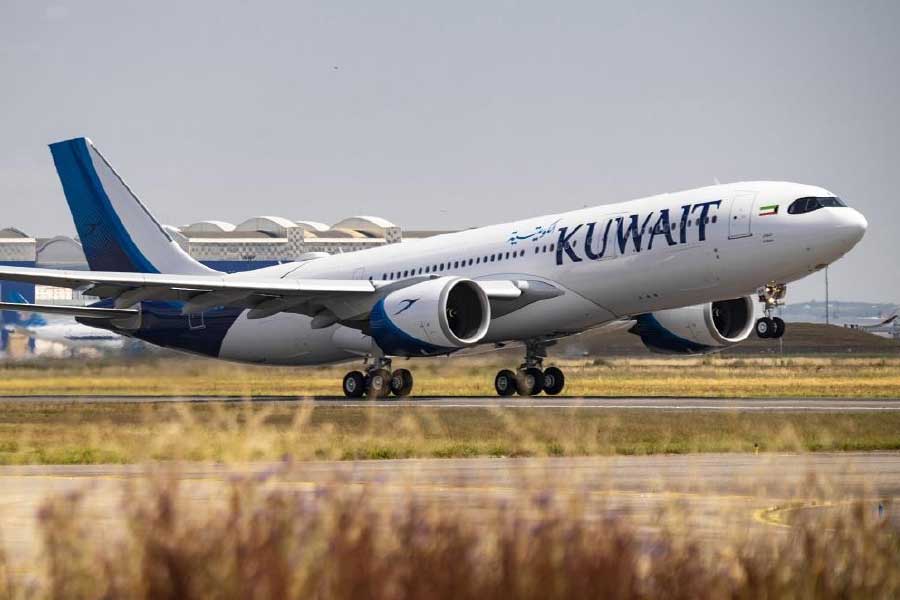  বিমানসেবিকার চাকরির ইন্টারভিউতে তরুণীদের এ হেন অভিযোগ ঘিরে শোরগোল পড়ে গিয়েছে। যদিও এই প্রতিবেদন লেখা পর্যন্ত ওই বিমানসংস্থা কুয়েত এয়ারওয়েজ় কোনও প্রতিক্রিয়া দেয়নি।