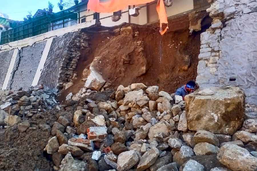 জোশীমঠে যে এক দিন এই বিপর্যয় নেমে আসবে, তা খুব একটা অজানা ছিল না। বিশেষজ্ঞরা আগেই আন্দাজ করেছিলেন, অলকানন্দা নদীর তীরের এই জনপদ ধীরে ধীরে ডুবে যেতে পারে। প্রশাসনকে সতর্ক করা হয়েছিল সেই ১৯৭৬ সালে।