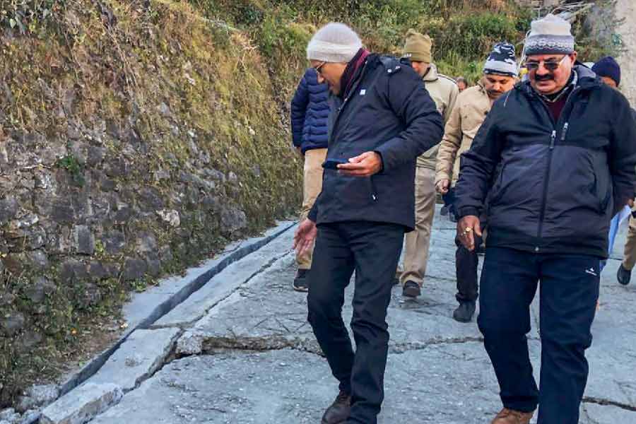 জোশীমঠের অবস্থান বিশ্লেষণের জন্য কেন্দ্রীয় সরকারের তরফে একটি কমিশন গঠন করা হয়েছিল। সেই মিশ্র কমিশন ১৯৭৬ সালে রিপোর্ট পেশ করে জানায়, অদূর ভবিষ্যতে হিমালয়ের বুকে ডুবে যেতে পারে জোশীমঠ।