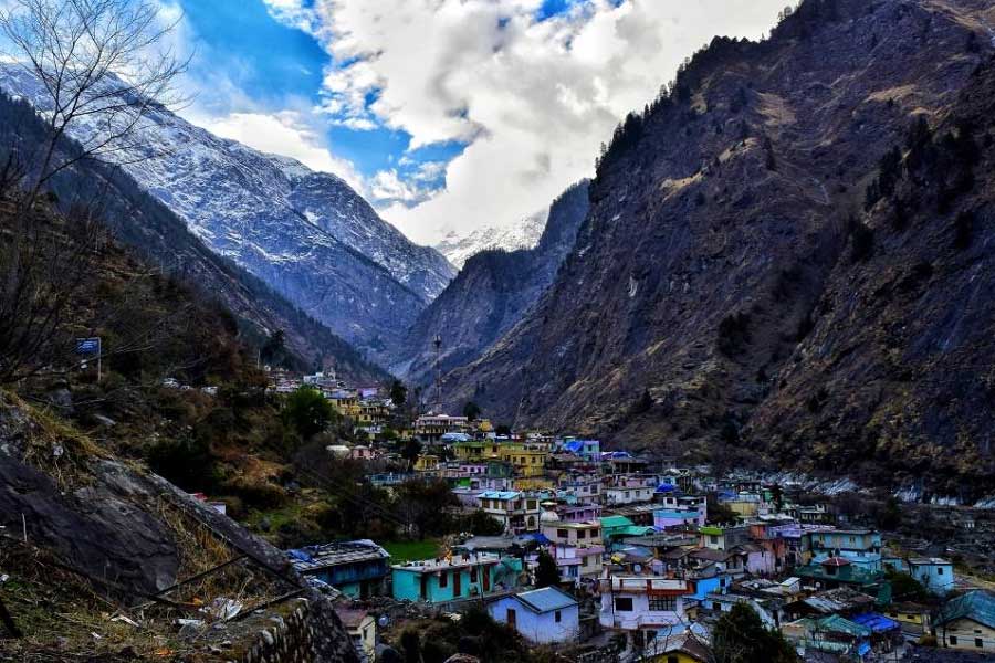 ১০০ বছরও সময় নিল না জোশীমঠ। মিশ্র কমিশনের রিপোর্টের পর কাটল না ৫০ বছরও। ৪৭ বছরের মাথায় প্রায় প্রতিটি বাড়িতে ফাটল নিয়ে ডুবতে বসেছে জোশীমঠ।