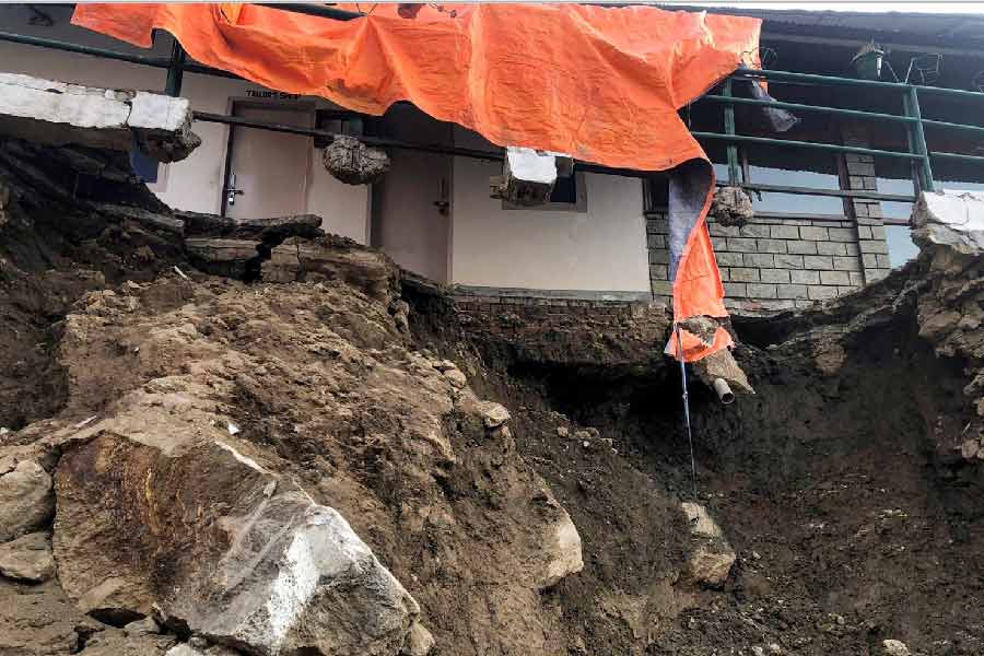 জোশীমঠের ভবিষ্যৎ কী? কী ভাবে তা রক্ষা করা যাবে? আদৌ কি জোশীমঠের ধস আটকানো সম্ভব? এ বিষয়ে নানা জনের নানা মত।