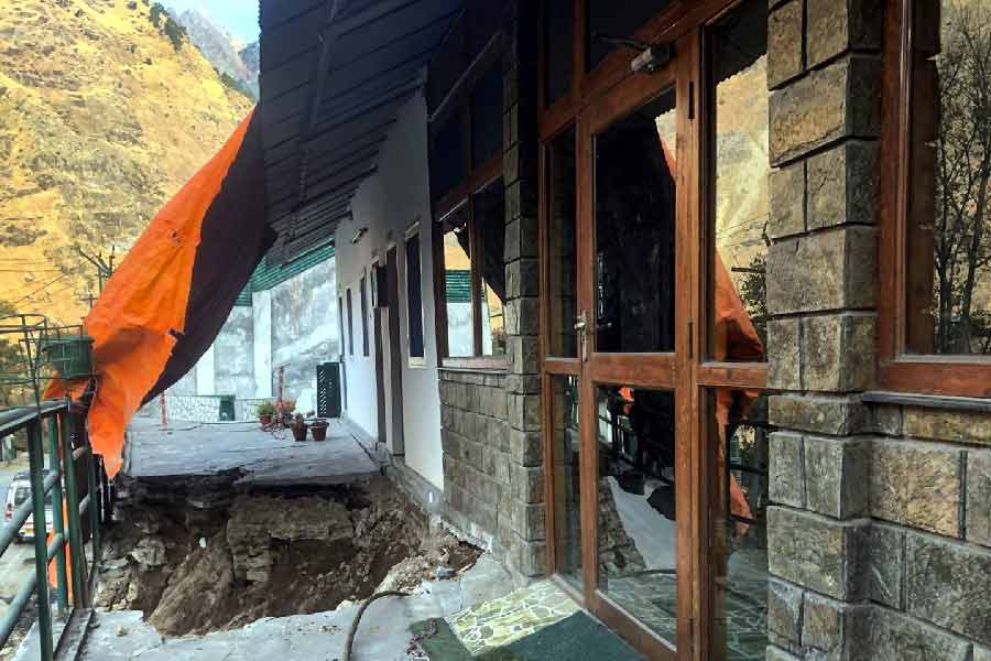 বিশেষজ্ঞদের অনেকেই জানাচ্ছেন, অবিলম্বে জোশীমঠে উন্নয়নের যাবতীয় কার্যকলাপ স্তব্ধ করা দরকার। জলবিদ্যুৎ প্রকল্প থেকে শুরু করে যে কোনও রকম নির্মাণকাজ বন্ধ করতে হবে হিমালয়ের এই জনপদে।