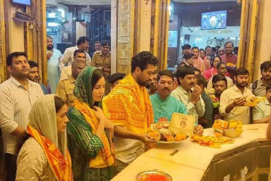 প্রার্থনারত ক্যাটরিনা, ছবি ঘিরে উন্মাদনা অনুরাগী মহলে