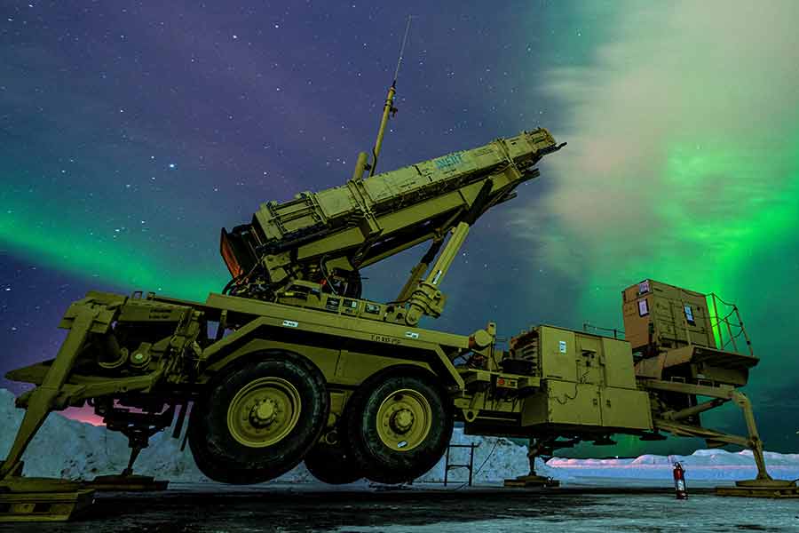 রুশদের ক্ষেপণাস্ত্রহানা ঠেকাতে এ বার নয়া অস্ত্র হাতে পাবে ইউক্রেন। ক্ষেপণাস্ত্র হামলা হোক বা ড্রোনের আক্রমণ— সবই ভোঁতা করে দিতে পারে তাদের অস্ত্রভান্ডারে যোগ হচ্ছে প্যাট্রিয়ট ক্ষেপণাস্ত্র।