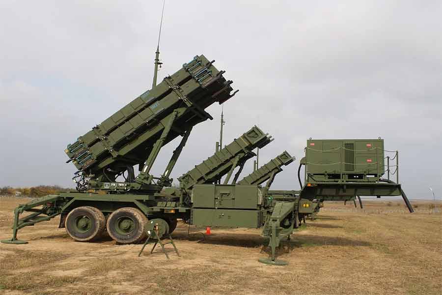 সংবাদ সংস্থা রয়টার্সের দাবি, ইউক্রেনের হাতে প্যাট্রিয়ট তুলে দিতে গোড়ায় দোটানায় ছিল জার্মানি। এর জেরে রাশিয়া-ইউক্রেনের যুদ্ধে নেটো সরাসরি জড়িয়ে যেতে পারে বলে আশঙ্কা করেছিলেন জার্মানির চ্যান্সেলর ওলাফ।