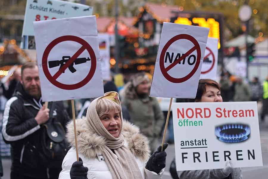 কোটি কোটি ডলারের প্যাট্রিয়ট দিয়ে রুশ ক্ষেপণাস্ত্র ধ্বংস করা গেলে বহু ইউক্রেনীয়ের প্রাণরক্ষাও হবে বলে মত সে দেশের সরকারের। যদিও তাতে প্রায় ১১ মাস ধরে চলা রাশিয়া-ইউক্রেন যুদ্ধের মোড় ঘুরবে না বলেও মনে করেন তাঁরা। কারণ, প্যাট্রিয়ট মূলত আত্মরক্ষার কাজে ব্যবহার করা হয়।