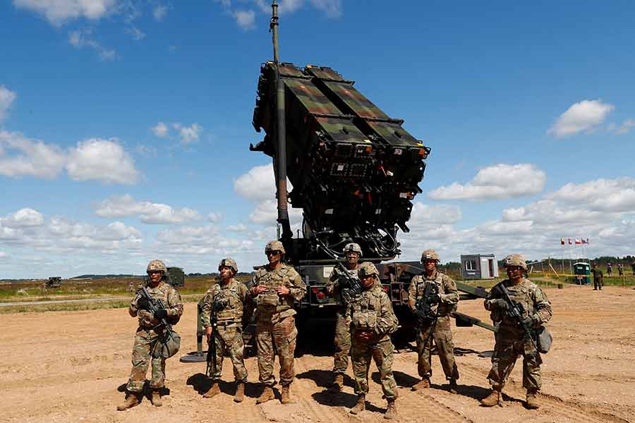 আমেরিকার প্রতিরক্ষা মন্ত্রকের আধিকারিকেরা রয়টার্সকে জানিয়েছেন, প্যাট্রিয়ট সিস্টেমকে প্রথমে জার্মানিতে পাঠানো হবে। সেখানেই এই সিস্টেম চালানোর প্রশিক্ষণ নেবে ইউক্রেনীয় সেনা।