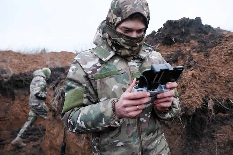 প্যাট্রিয়ট চালানোর কাজে দক্ষ হতে মাসের পর মাস কেটে যেতে পারে। একটি প্যাট্রিয়টকে চালনা করতে একাধিক সেনার প্রয়োজন রয়েছে বলেও জানিয়েছে রয়টার্স।