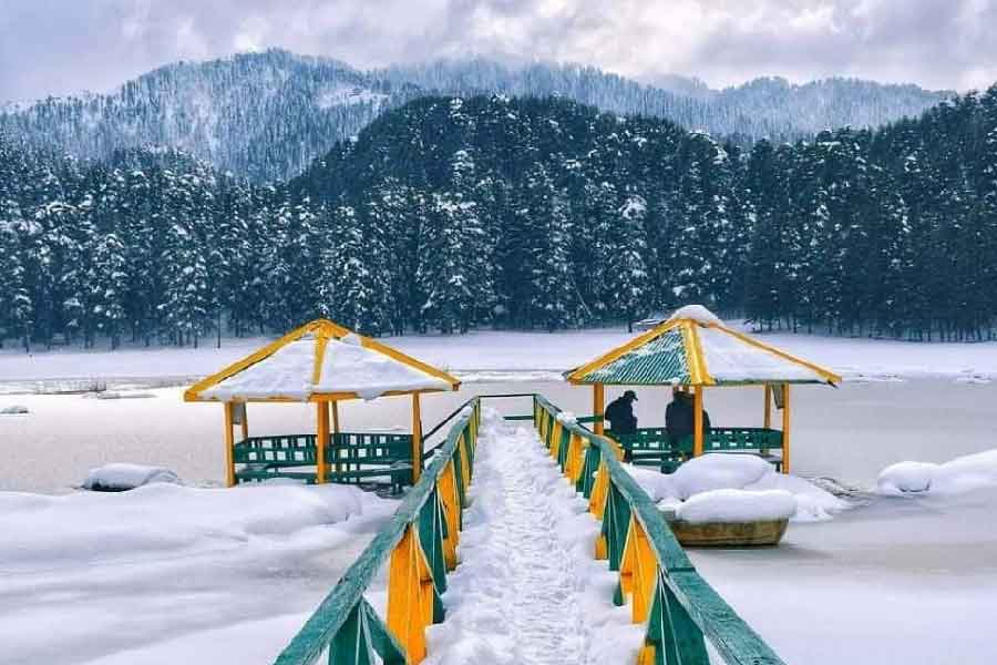 হিমাচল প্রদেশেও তরতরিয়ে নেমেছে তাপমাত্রা। কোনও কোনও জায়গায় তুষারপাতও হয়েছে। লাহুল-স্পিতি, কিন্নৌর, কুলু, কাংড়া, মান্ডি এবং শিমলায় তুষারপাতের পূর্বাভাস দিয়েছে আবাহওয়া দফতর। সঙ্গে বৃষ্টিপাতও হতে পারে আগামী কয়েক দিন। সোলাংয়ে তাপমাত্রা হিমাঙ্কের নীচে নেমে গিয়েছে। মানালিতে তাপমাত্রা ০.৪ ডিগ্রি সেলসিয়াস, সুন্দরনগরে হিমাঙ্কের ১.৪ ডিগ্রি নীচে তাপমাত্রা ঠেকেছে। 