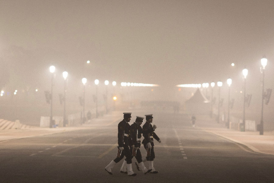 জম্মু-কাশ্মীরে তাপমাত্রা হিমাঙ্কের নীচে নামার সঙ্গে সঙ্গে দিল্লি-সহ উত্তর ভারত জুড়ে তাপমাত্রা নামতে শুরু করেছে। দিল্লিতে এই মরসুমের শীতলতম দিন ছিল শুক্রবার। আয়ানগরে সর্বনিম্ন তাপমাত্রা ছিল ১.৮ ডিগ্রি সেলসিয়াস। শনিবার তাপমাত্রা সামান্য বাড়লেও স্বাভাবিকের থেকে ৫ ডিগ্রি নীচে ছিল। শনিবার সর্বনিম্ন তাপমাত্রা ছিল ২ ডিগ্রি সেলসিয়াস।
