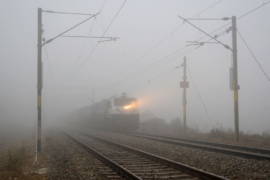 মৌসম ভবন সতর্কবার্তা দিয়েছে যে, তাপমাত্রা আরও নামবে, সঙ্গে থাকবে ঘন কুয়াশাও। দিল্লিতে শনিবার ভোর সাড়ে ৫টায় দৃশ্যমানতা ৫০ মিটারের নীচে নেমে গিয়েছিল। যার জেরে ট্রেন, বিমান পরিষেবা বিপর্যস্ত হয়েছে। 