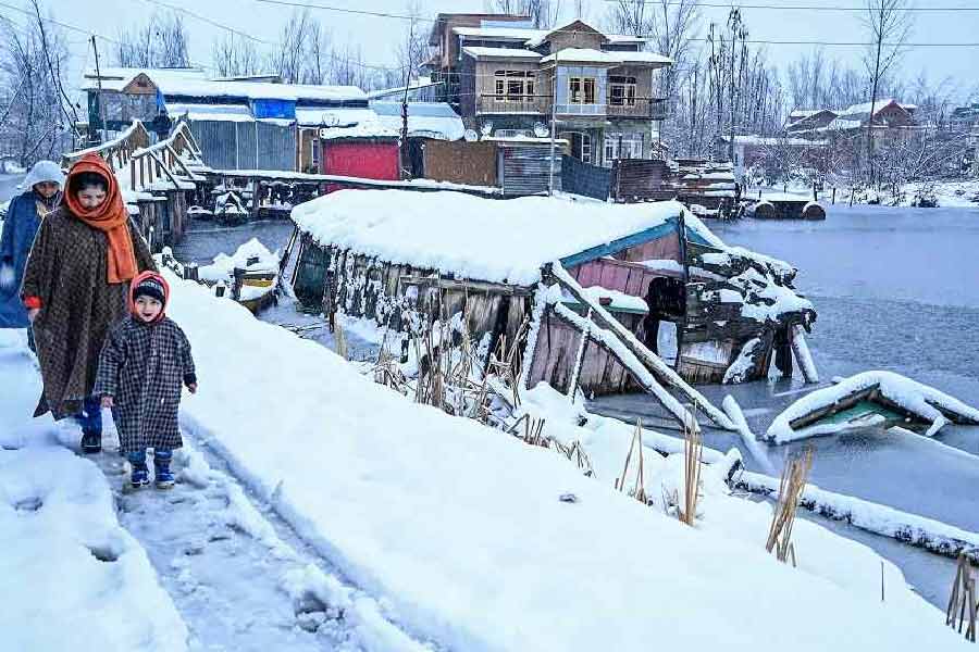 জম্মুতে সর্বনিম্ন তাপমাত্রা ৩ ডিগ্রি সেলসিয়াস, কাটরায় ৫ ডিগ্রি। তাপমাত্রা হিমাঙ্কের নীচে নেমে যাওয়ায় শ্রীনগরে ডাল হ্রদের একাংশ জমে গিয়েছে।