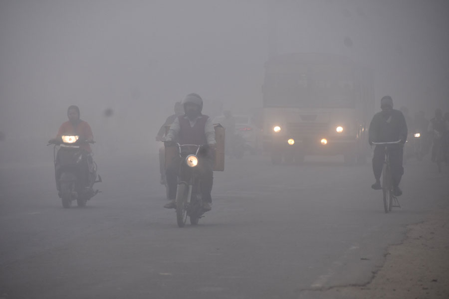 মৌসম ভবন জানিয়েছে, উত্তরপ্রদেশের লখনউ, কানপুর, আগরা, মেরঠ, মথুরা, প্রয়াগরাজ, বারাণসী, বাহরাইচ, ফতেহপুর, মৈনপুরী জেলায় কুয়াশার দাপট চলবে। ৮ জানুয়ারি পর্যন্ত উত্তরপ্রদেশের বেশ কিছু অংশে শৈত্যপ্রবাহের মতো পরিস্থিতি বজায় থাকবে। তবে তার পর থেকে কিছুটা স্বাভাবিক হতে পারে পরিস্থিতি। তবে এখনই ঠান্ডার কামড় থেকে মুক্তি পাওয়া যাবে না।  পাল্লা দিয়ে বাড়বে কুয়াশাও। মধ্যপ্রদেশলাগোয়া জেলাগুলি বাদে বাকি জেলাগুলিতে ঘন কুয়াশার সতর্কবার্তা দেওয়া হয়েছে। ২৫টি জেলায় এ বিষয়ে কমলা সতর্কতা জারি করা হয়েছে।