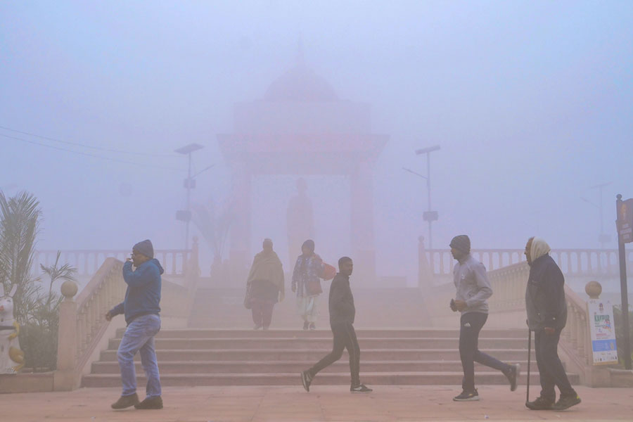 লখনউয়ে সর্বনিম্ন তাপমাত্রা ৫ ডিগ্রিতে নেমে গিয়েছে। অন্য দিকে, কানপুরে তাপমাত্রা ৩ ডিগ্রিতে নেমে গিয়েছে। গত দু’বছরে জানুয়ারির মধ্যে যা সর্বনিম্ন। শনিবার লখনউয়ে সর্বনিম্ন তাপমাত্রা ছিল ৬ ডিগ্রি সেলসিয়াস। মেরঠে ৪ ডিগ্রি,  প্রয়াগরাজে ৫.৫ ডিগ্রি সেলসিয়াস এবং কানপুরে ২ ডিগ্রি সেলসিয়াস।