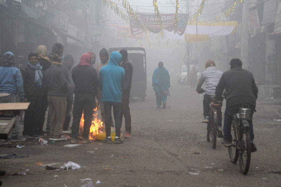 পঞ্জাব এবং হরিয়ানাতেও শৈত্যপ্রবাহ চলছে। মৌসম ভবন জানিয়েছে, শুক্রবার হরিয়ানায় সর্বনিম্ন তাপমাত্রা ছিল ২.৫ ডিগ্রি সেলসিয়াস। হিসার ৪ ডিগ্রি, ভিওয়ানি ৫.৮ ডিগ্রি, কারনালে ৪.৮ ডিগ্রি, রোহতক ৬.২ এবং অম্বালায় সর্বনিম্ন তাপমাত্রা ছিল ৪.৮ ডিগ্রি সেলসিয়াস। পঞ্জাবেও সর্বনিম্ন তাপমাত্রা ৩ ডিগ্রি সেলসিয়াসে নেমে গিয়েছে। বালাচাউরে সর্বনিম্ন তাপমাত্রা ছিল ৩.৫ ডিগ্রি সেলসিয়াস। ভাতিন্ডায় ৩.৬, গুরুদাসপুরে ৩.৮, লুধিয়ানায় ৪.৬, অমৃতসরে ৫ ডিগ্রি সেলসিয়াস।