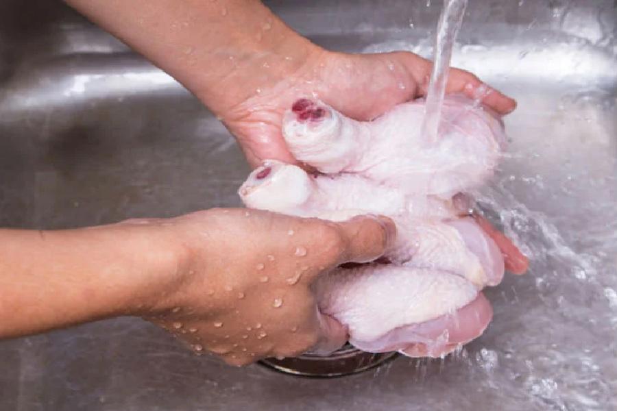 অস্ট্রেলিয়ার অধিকাংশ বাড়িতে রান্না করার আগে মাংস ধুয়ে নেওয়া হয়। 