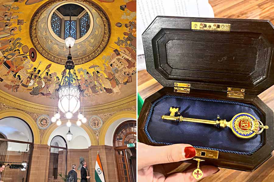 ঐতিহ্য: ইন্ডিয়া হাউস-এর অন্দরসজ্জা; ডান দিকে, দ্বারোদ্ঘাটনের সোনালি চাবি