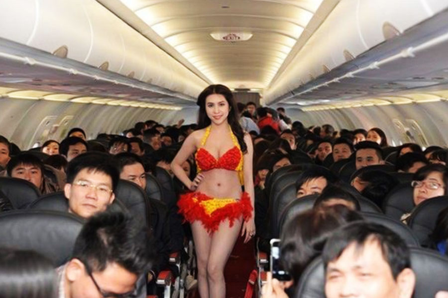 মহিলারা নিজেদের পছন্দমতো লাল বা হলুদ রঙের বিকিনি পরতে পারেন। অধিকাংশ মহিলা কর্মী বিকিনি পরেই বিমান পরিষেবা দেওয়ার ইচ্ছাপ্রকাশ করেছিলেন। 
