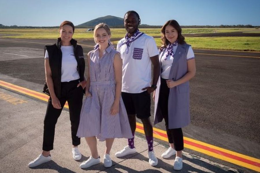 অস্ট্রেলিয়ায় বোনজ়া নামের একটি বিমান সংস্থা রয়েছে। এখানকার বিমানকর্মীদের শার্ট, স্কার্টের মতো নির্দিষ্ট কোনও পোশাক পরার বাধ্যবাধকতা নেই। তাঁরা যাত্রীদের মতো যে কোনও পোশাক পরতে পারেন।