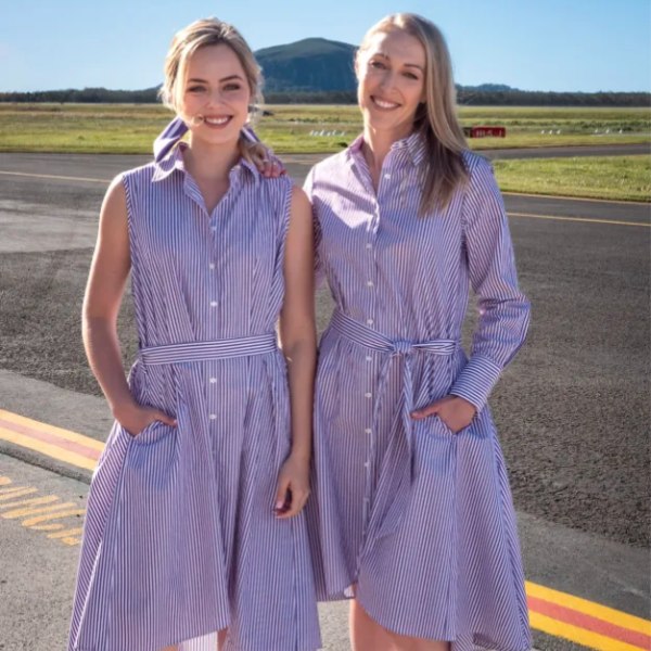 বোনজ়া সংস্থার বিমানসেবক এবং বিমানসেবিকারা কম দৈর্ঘ্যের প্যান্ট, টি শার্ট, ট্রাউজার এবং ট্রেনার্স ড্রেস পরতে পারেন। পোশাকে বাহার আনতে আলাদা করে ব্লেজার, স্কার্ফ, ক্রাভাট নামের বিশেষ গলাবন্ধনী ব্যবহারের অনুমতি রয়েছে।