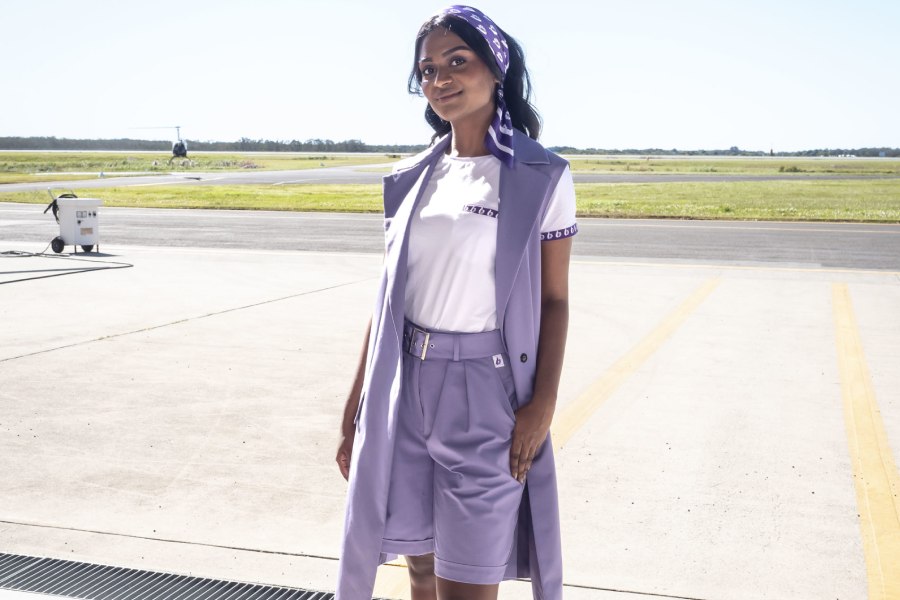 তবে বোনজ়ার কর্মীরা সব রঙের পোশাক পরতে পারতেন না। পোশাকে বৈচিত্র দেখা গেলেও কর্মীরা সাদা অথবা কালো রঙের পোশাক পরতেন। আবার লিলি ফুলের রঙের পোশাক পরার অনুমতিও ছিল। এই তিনটি রং ছাড়া অন্য কোনও রঙের পোশাক তাঁরা পরতে পারতেন না।