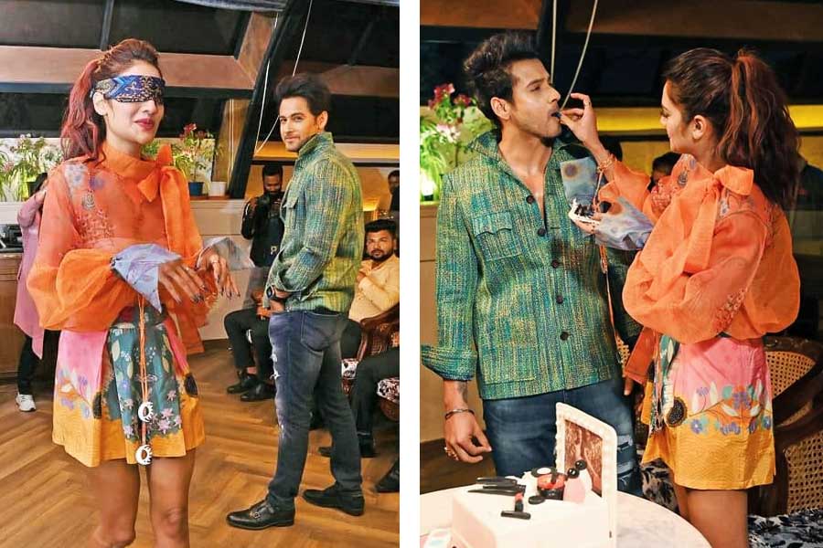 নুসরতকে চমকে দিলেন যশ।
