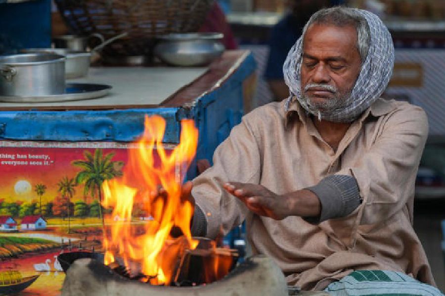 এ ছাড়া, জলপাইগুড়িতে ৯.৩ ডিগ্রি, কৃষ্ণনগরে ৯.২ ডিগ্রি, শ্রীনিকেতনে ৯.৩ ডিগ্রি, বাঁকুড়ায় ৯.৮ ডিগ্রি, কলাইকুন্ডায় সর্বনিম্ন তাপমাত্রা পৌঁছেছে ৯.৮ ডিগ্রি সেলসিয়াসে।
