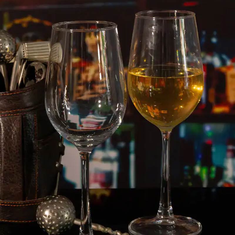 জ়ানার সঙ্গে থাকতেন ম্যাডিসন মগেন এবং কেলি গনকাভ্স। ম্যাডিসন এবং কেলি দু’জনেই ষষ্ঠ শ্রেণি থেকে একসঙ্গে পড়াশোনা করেছেন। ইউনিভার্সিটিতেও একসঙ্গে পড়তেন তাঁরা। ঘটনার রাতে স্থানীয় একটি বারে সময় কাটাতে গিয়েছিলেন দুই বান্ধবী। বার থেকে মধ্যরাতে নিজেদের বাড়ি ফেরেন তাঁরা।