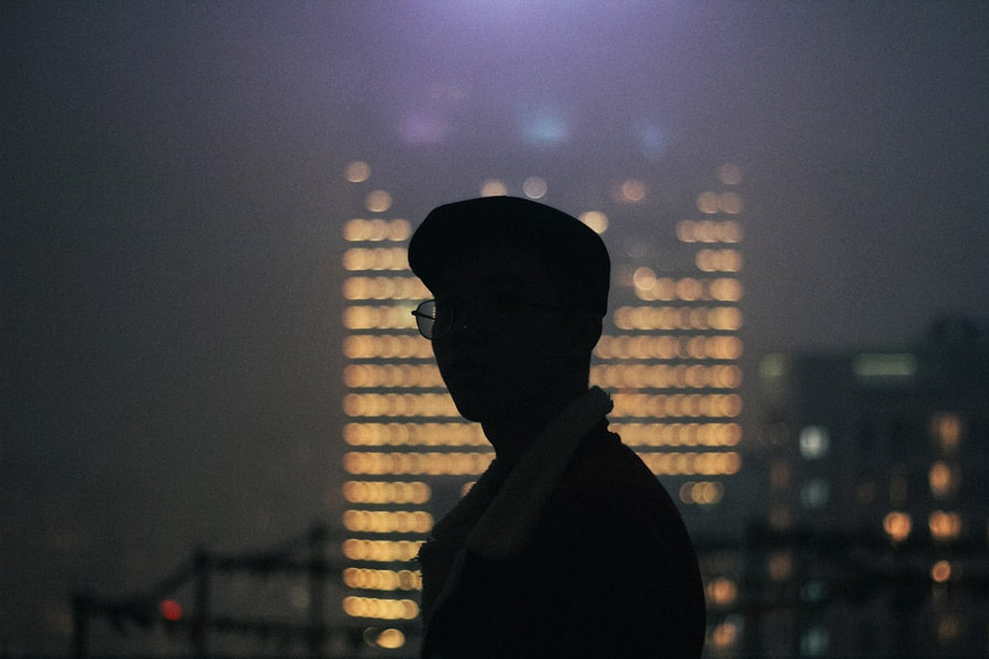 ৪ জনের সঙ্গে আরও যে দু’জন ছিলেন, তাঁদের মধ্যে এক জন ব্রায়ানকে স্বচক্ষে দেখেন বলে দাবি করেন। তিনি জানান, মাঝরাতে হঠাৎ কেলির গলার স্বর শুনতে পান তিনি। কেলি বলছিলেন এই ঘরে কেউ রয়েছে।