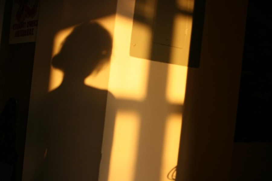 এই সময়ই চোখের সামনে হাতে ছুরি ধরা একটি অবয়ব দেখেন বলে দাবি করেন ওই মহিলা। চোখ-মুখ মুখোশে ঢাকা। শুধু মোটা ভুরুটুকু দেখা যাচ্ছে। খুনি তাঁকে দেখতে পাননি বলে দাবি করেন ওই মহিলা। এর পরই দোতলা দিয়ে বাড়ির বাইরে বেরিয়ে যান খুনি।