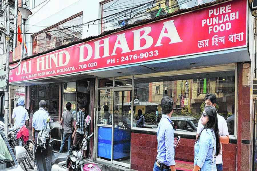 শীতের রাতে হঠাৎই জমিয়ে ভূরিভোজের ইচ্ছা হলে চলে আসতেই পারেন এই ধাবায়।