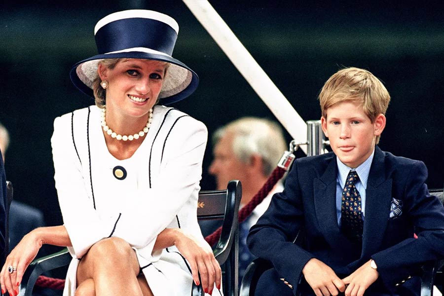 হ্যারির ব্যক্তিগত জীবনের তথ্য ফাঁস হওয়া অবশ্য নতুন নয়। ব্রিটেনের রাজপরিবারের হাজার রকমের নিয়মকানুন। সেই নিয়মের তোয়াক্কা কোনও দিনই খুব একটা করেননি যুবরানি ডায়ানার ছোট ছেলে। সমালোচক মহলে কান পাতলেই শোনা যায়, ব্রিটেনে রাজপরিবারের কঠোর নিয়মকানুনের ভারে ক্লান্ত হয়ে পড়েছিলেন ডায়ানাও। নিজের আচরণে বার বার ইঙ্গিত দিতেন দ্রোহের। ছোট ছেলে বরাবরই হেঁটেছেন সেই পথে।