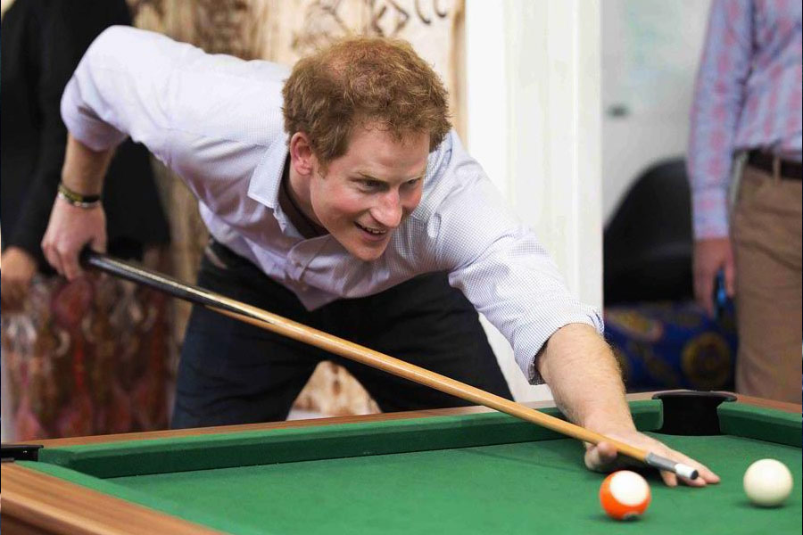 ২০১২ সালে আমেরিকার লাস ভেগাসে আলোকচিত্রীদের ক্যামেরায় ধরা পড়ে এক নগ্ন যুবকের ছবি। তাঁকে দেখতে অবিকল যুবরাজ হ্যারির মতো। কানাঘুষো শোনা যায়, হ্যারি নাকি স্ট্রিপ বিলিয়ার্ড খেলছিলেন সে রাতে। অর্থাৎ বিলিয়ার্ড খেলার ছলে নগ্ন হয়ে উল্লাসে মেতেছিলেন তিনি। ব্রিটেনের রাজবাড়ির তরফে অবশ্য সরকারি ভাবে এই ঘটনার সত্যতা স্বীকার করা হয়নি কখনও।