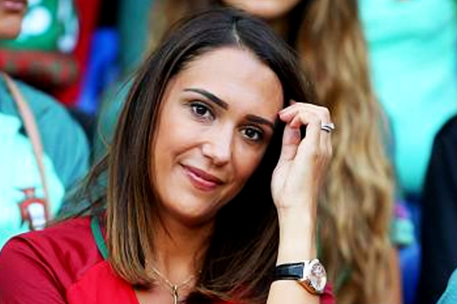 মডেল দাবি করেন, ১৯ বছর বয়সি হ্যারির সঙ্গে যখন তাঁর প্রথম আলাপ, তখন হ্যারি ‘চোখ দিয়েই’ নগ্ন করে দিচ্ছিলেন তাঁকে। যুবরাজের সবচেয়ে বেশি নজর ছিল মডেলের স্তনে। কথা বলার সময় মুখের থেকে তাঁর স্তনের দিকে বেশি ক্ষণ তাকিয়ে ছিলেন হ্যারি, এমনই দাবি করেন ক্যাসি। এই বিতর্কেও মুখে কুলুপ আঁটে ব্রিটেনের রাজপরিবার।