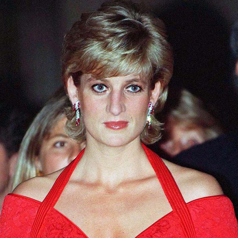 ব্রিটেনের রাজপরিবারের বিরুদ্ধে প্রবল বিতর্কের মধ্যেও চুপ করে থাকার অভিযোগ নতুন নয়। সামাজিক অন্যায় থেকে হ্যারির মা ডায়ানার মৃত্যু, স্রেফ মুখে কুলুপ এঁটে বিতর্ক এড়িয়ে যাওয়াই যেন দস্তুর ব্রিটিশ রাজপরিবারের। অনেকেই ভেবেছিলেন, হ্যারির উদ্দাম বোহেমিয়ান জীবনও রাজপরিবারের বিধিনিষেধের ভারে বদলে যাবে। 